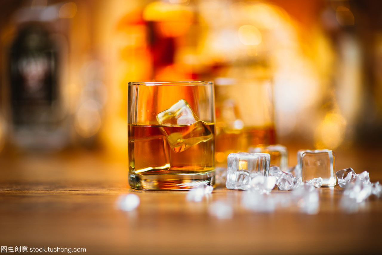 在木材上威士忌酒